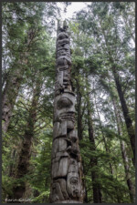 Haida village totem pole - Totem, village Haida - Totempfahl Haidadorf - Hiada Gwaii, Canada